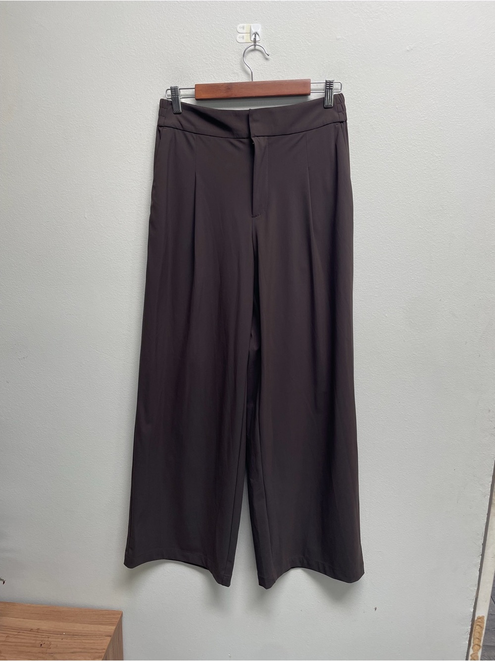 Athleta Wide-Leg Women's Pants in Dark Brown slacks pleated size 6